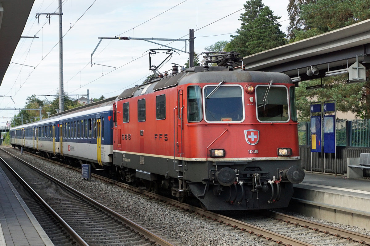 SBB EW l Personenwagen adieu.
Die SBB sagte den EW l Personenwagen anfangs April 2021 adieu.
Nach rund 60 Jahren ging mit ihrer Pensionierung ein grosses Stück Schweizer Bahngeschichte verloren. Zu den letzten regelmässigen Einsätzen kam es während den letzten Jahren an Werktagen im Birstal auf der S3 für die Führung der Einsatzzüge.
EW l Pendel mit der Re 4/4 ll 11300 anlässlich der Bahnhofseinfahrt Dornach am 25. August 2020.
Foto: Walter Ruetsch