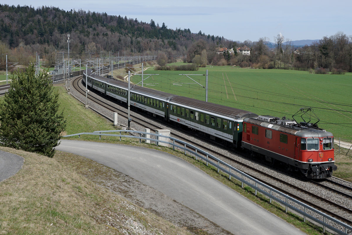SBB: Fan-Sonderzug Basel - Bern mit der Re 4/4 II 11144, erste Serie, bei Langenthal auf der Hinfahrt am 2. April 2018.
Foto: Walter Ruetsch 