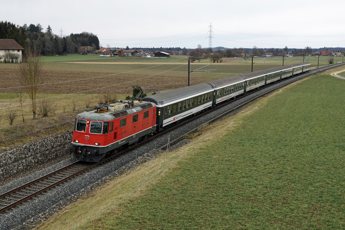 SBB Fanzug 27982 für das Fussball Spiel Xamax FCS Neuchâtel - FC Luzern auf dem Neubaustreckenabschnitt bei Bolken am 10. Februar 2019.
Die Re 420-ETCS + 7BFC verkehrte mit einer Verspätung von dreissig Minuten bei Regen und starken Sturmwinden.
Diese Aufnahme ist sehr speziell, da auf dieser Strecke im planmässigen Verkehr nur RABDe 500 ICN mit dem InterCity 5 verkehren.
Bei der BOBO handelt es sich um die Nummer 11181 ehemals  Bourret  resp. Zugkraft Aargau. 
Foto: Walter Ruetsch  