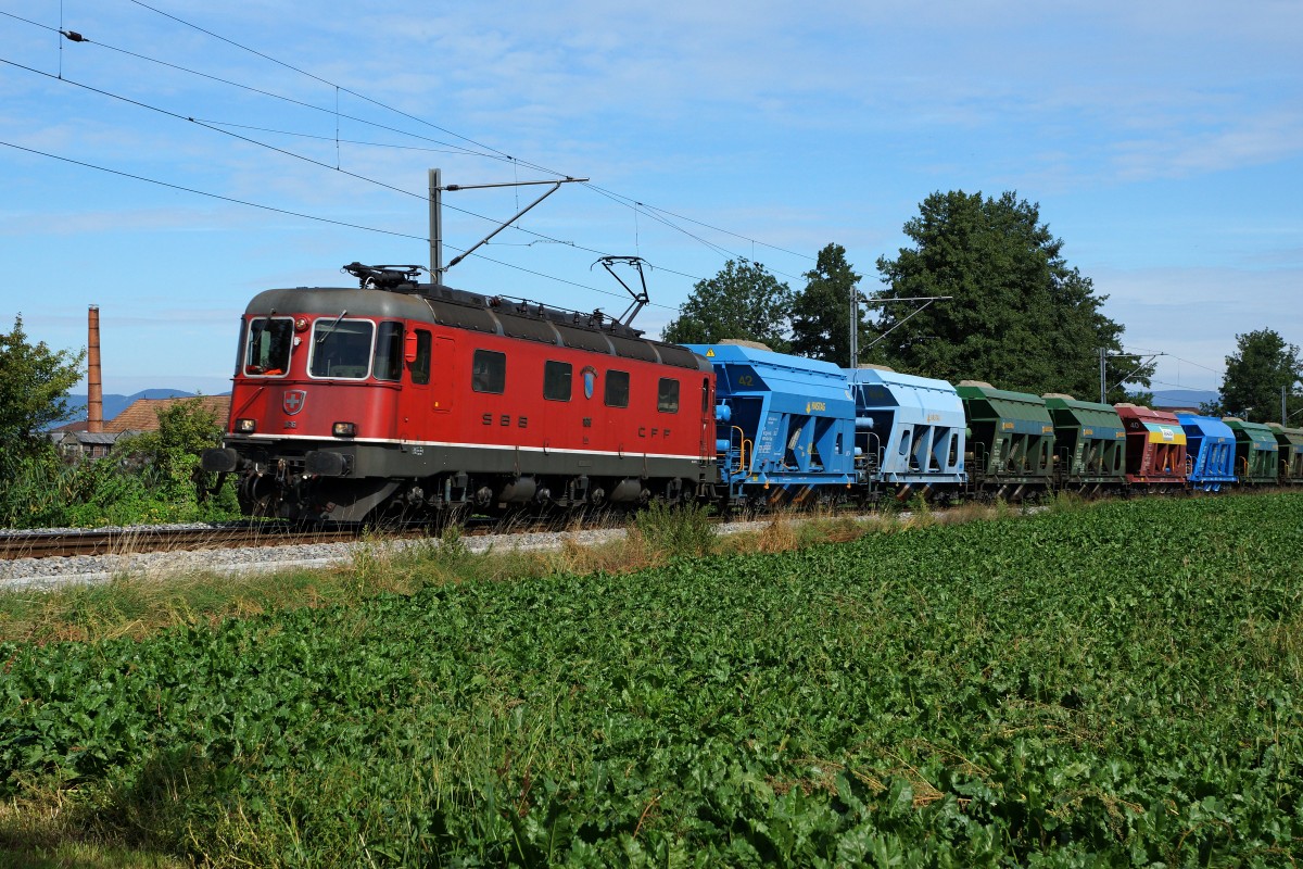 SBB: Farbenfroher Kieszug mit der Re 6/6 11616  ILLNAU-EFFRETIKON  zwischen Lotzwil und Madiswil auf der Fahrt nach Huttwil am 28. August 2015.
Foto: Walter Ruetsch