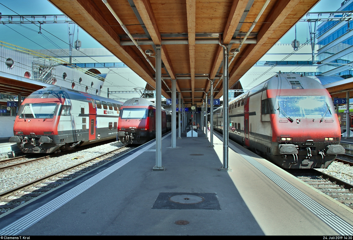 SBB-Fernverkehrstreffen im Bahnhof Bern (CH):
Bt 50 85 26-94 928-6 mit Zuglok Re 460 ??? als IC 721 (IC 1) von Genève-Aéroport (CH) nach St. Gallen (CH), Re 460 104-3  Toggenburg  als IC 1073 (IC 61) von Basel SBB (CH) nach Interlaken Ost (CH) und ein weiterer Bt mit Re 460 als IC 720 (IC 1) von St. Gallen (CH) nach Genève-Aéroport (CH) geben sich ein Stelldichein.
[24.7.2019 | 14:30 Uhr]