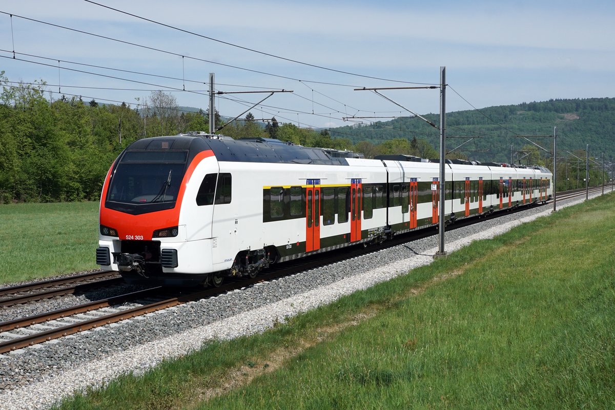 SBB Flirt 3 MS I-tauglich von Stadler Rail.
RABe 524 303 für die TILO bei Murgenthal unterwegs am 24. April 2020.
Foto: Walter Ruetsch