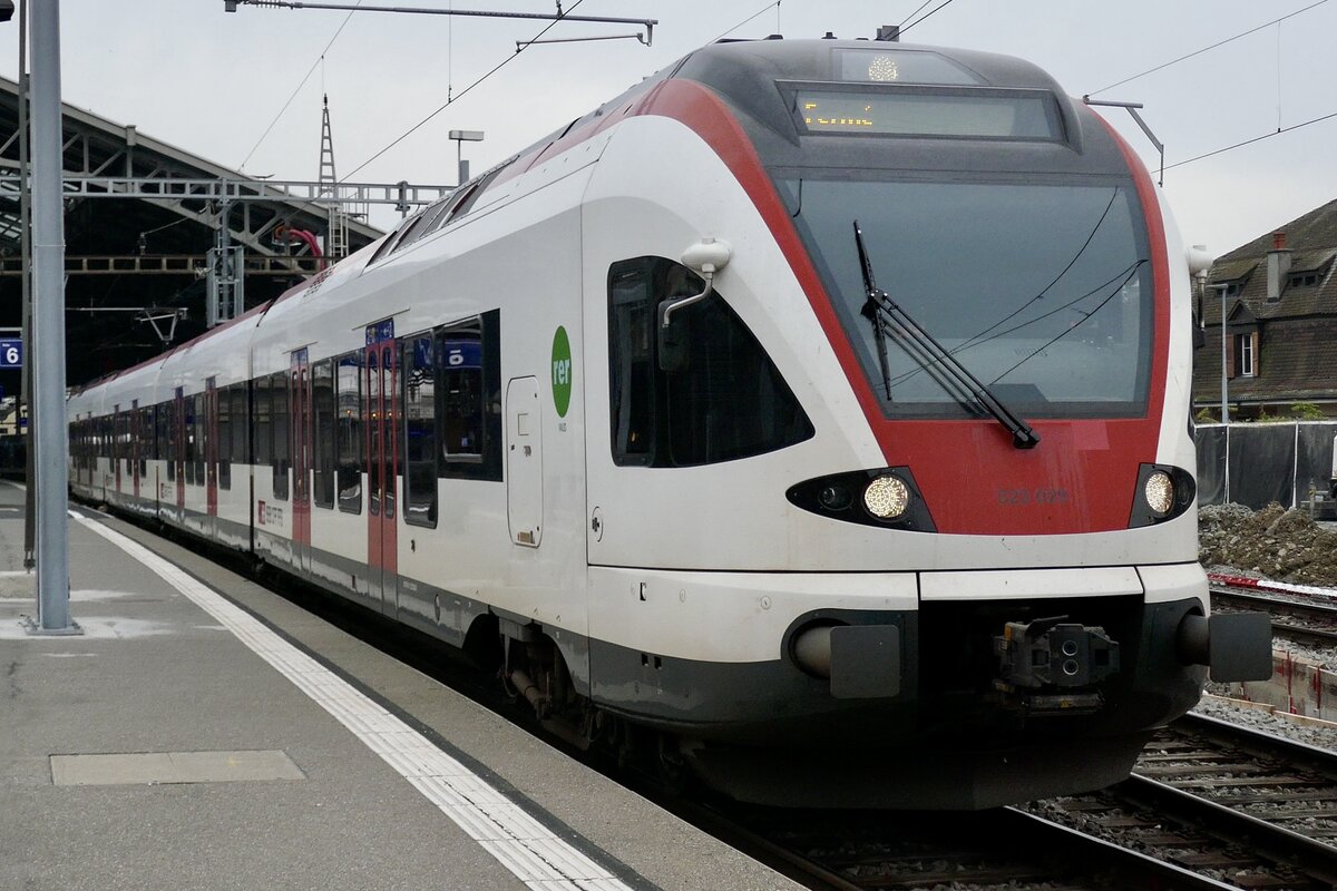 SBB Flirt RABe 523 029 am 12.11.22 beim verlassen des Bahnhof Lausanne.