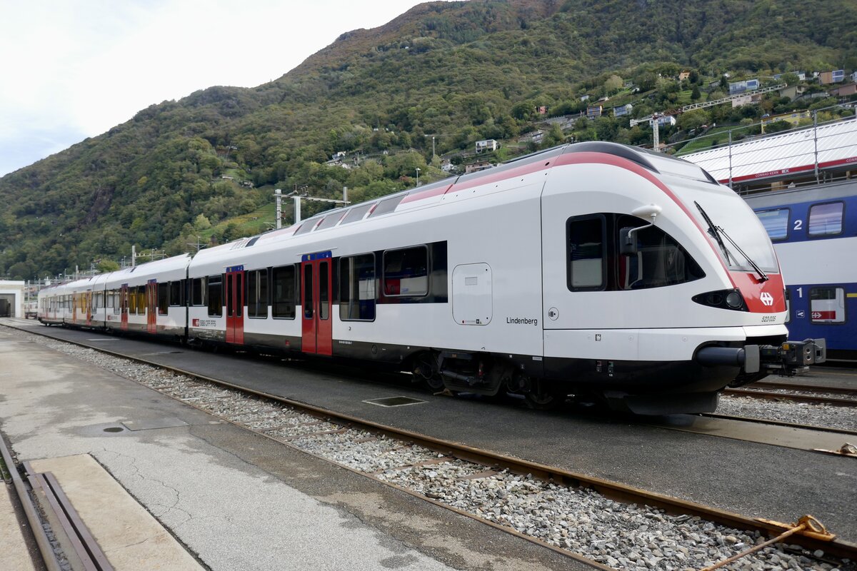 SBB Flirt RABe 523 035  Lindenberg  am 22.10.22 bei der Tag der offenen Tür im SBB Werk Bellinzona.