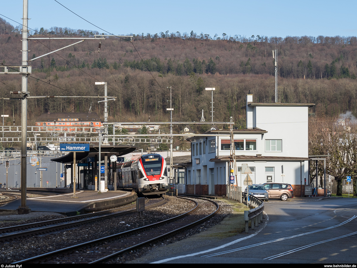 SBB FLIRT RABe 523 049 als Regio Biel - Olten am 3. März 2020 beim Halt in Olten Hammer.