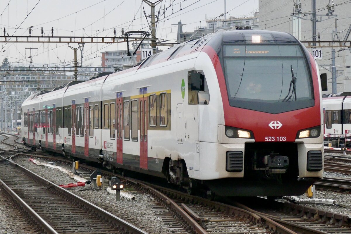 SBB Flirt TSI RABe 523 103 erricht am 12.11.22 gleich den Bahnhof Lausanne.