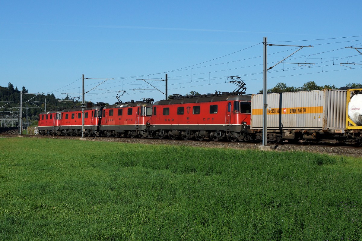 SBB:  FOTOGRAFENGLUECK  Zufällige Begegnung zur richtigen Sekunde zwischen der S 23 mit RBDe 560 Kolobri/Domino (auf der Fahrt zum Endhalt Langenthal) und einem Güterzug aus dem Süden mit einer roten Re 20/20 bei Roggwil am 26. August 2015.
Foto: Walter Ruetsch