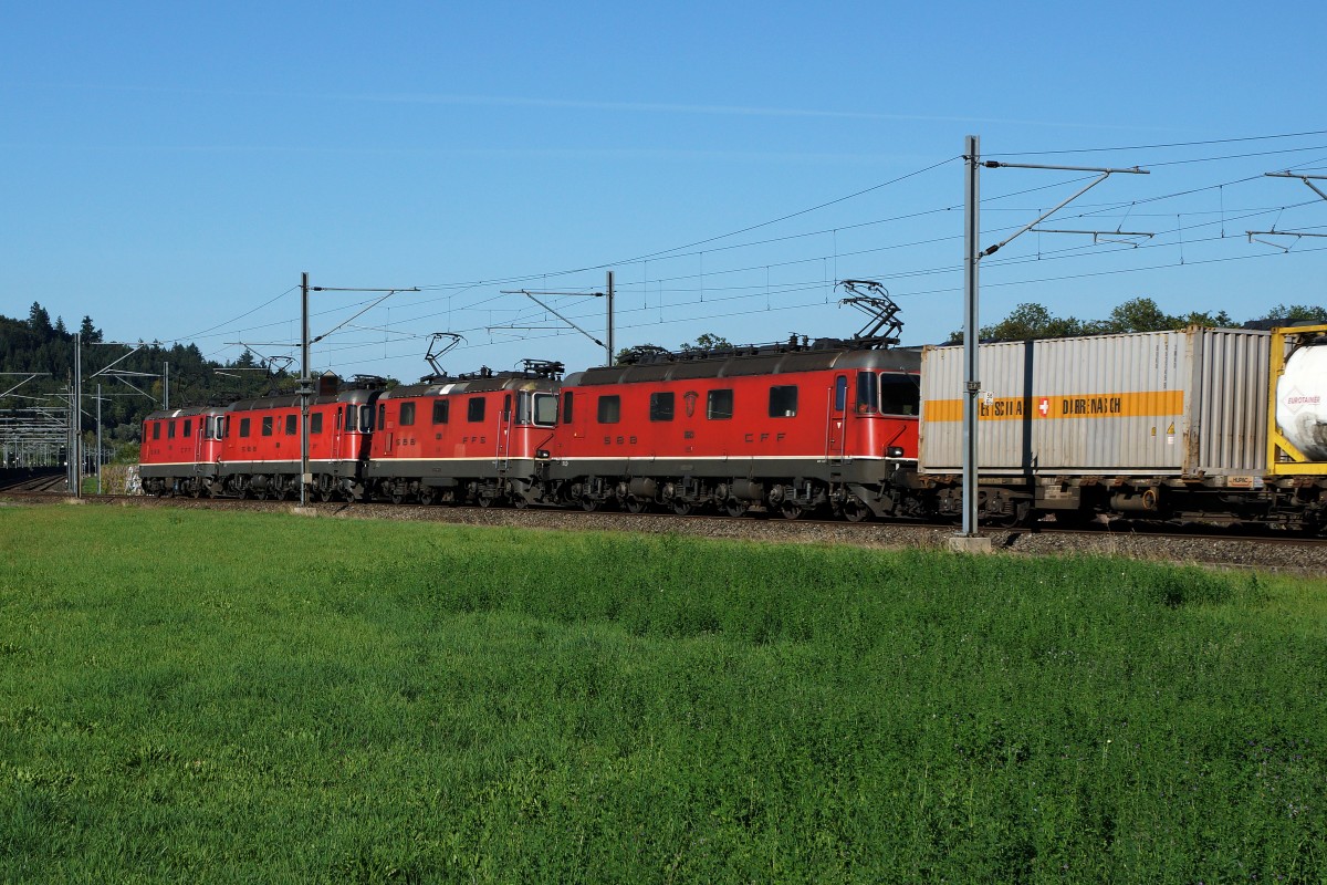 SBB:  FOTOGRAFENGLUECK  Zufällige Begegnung zur richtigen Sekunde zwischen der S 23 mit RBDe 560 Kolobri/Domino (auf der Fahrt zum Endhalt Langenthal) und einem Güterzug aus dem Süden mit einer roten Re 20/20 bei Roggwil am 26. August 2015.
Foto: Walter Ruetsch
