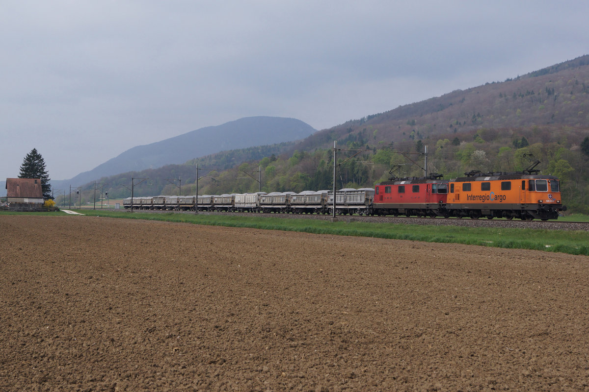 SBB: Fotografenglück!
Schwerer Altschotterzug Yverdon-Wildegg mit Re 420 320-4 und Re 4/4 II 11231 zwischen Oensingen und Oberbuchsiten. Mit der fotogenen Doppeltraktion war am 11. April 2017 der Lokomotivführer Simon Bütikofer unterwegs. Erfreulich, dass das  Mandarinli  den einmaligen Anstrich noch nicht verloren hat.
Foto: Walter Ruetsch  