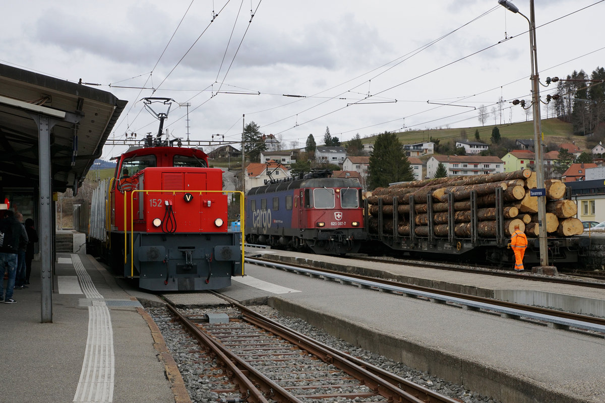 SBB: Fotoshooting im Jura mit der SBB CARGO Re 620 087-7  BISCHOFSZELL  vom 15. März 2018 trotz schlechtem Wetter.
Momentaufnahme vom grossen  Güterbahnhof  Tavannes. Eher seltener Anblick.
Erkennbar ist die CJ Ee 936 152 die vier leere Holzwagen zur Rollschemelanlage schiebt.
Foto: Walter Ruetsch
