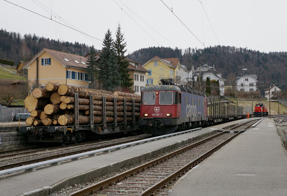 SBB: Fotoshooting im Jura mit der SBB CARGO Re 620 087-7  BISCHOFSZELL  vom 15. März 2018 trotz schlechtem Wetter.
Nach der Ankunft in Tavannes während der Rangierfahrt mit der CJ Ee 936 152.
Foto: Walter Ruetsch 
