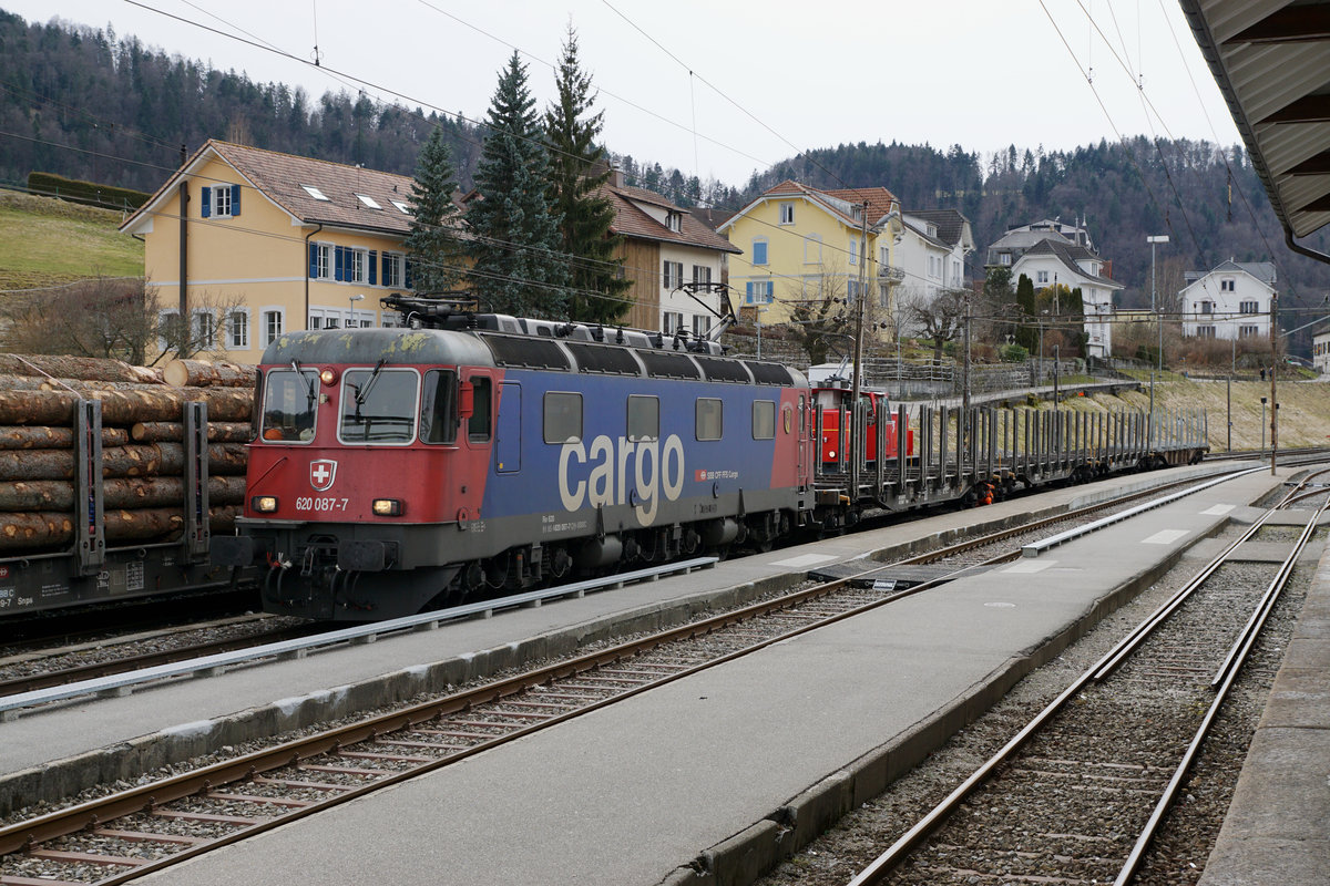 SBB: Fotoshooting im Jura mit der SBB CARGO Re 620 087-7  BISCHOFSZELL  vom 15. März 2018 trotz schlechtem Wetter.
Bahnhofseinfahrt Tavannes.
Foto: Walter Ruetsch
