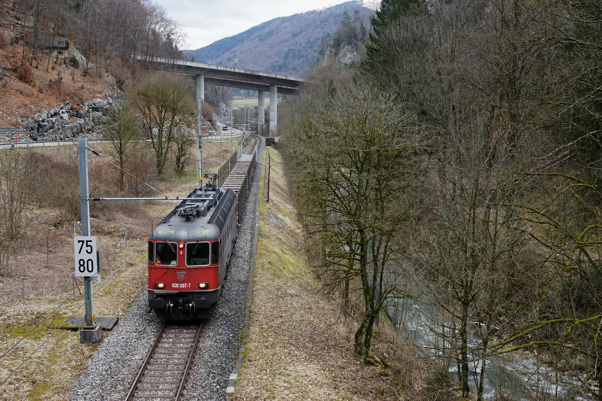 SBB: Fotoshooting im Jura mit der SBB CARGO Re 620 087-7  BISCHOFSZELL  vom 15. März 2018 trotz schlechtem Wetter.
In der Schlucht vor Sonceboz-Sobeval unter der Autobahn zwischen Fluss und Felsen.
Foto: Walter Ruetsch