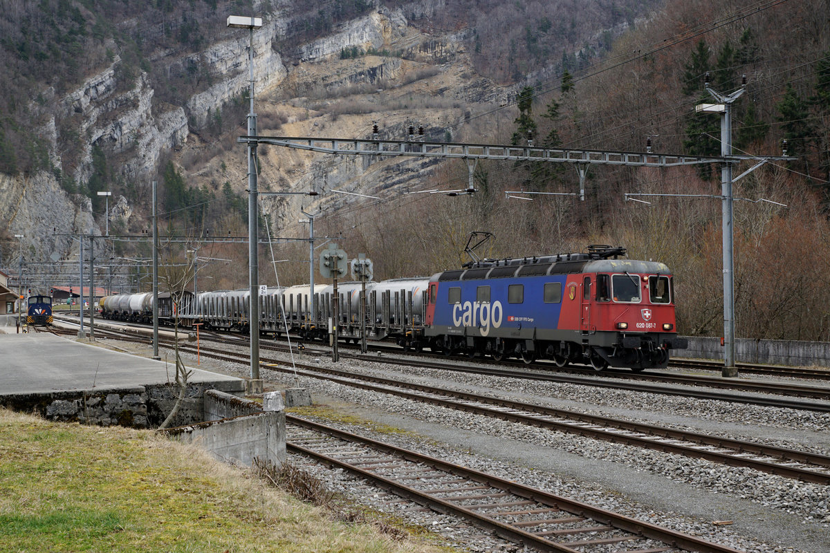 SBB: Fotoshooting im Jura mit der SBB CARGO Re 620 087-7  BISCHOFSZELL  vom 15. März 2018 trotz schlechtem Wetter.
In Reuchenette-Péry bei einem Zwischenhalt.
Foto: Walter Ruetsch
