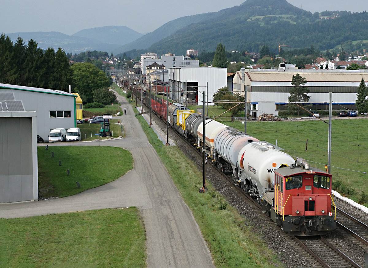 SBB: Gemischter Güterzug bei Grenchen am 28. August 2017 mit der Re 430 361-6 an der Zugspitze und dem Tm 232 037-2 am Schluss des Zuges.
Foto: Walter Ruetsch