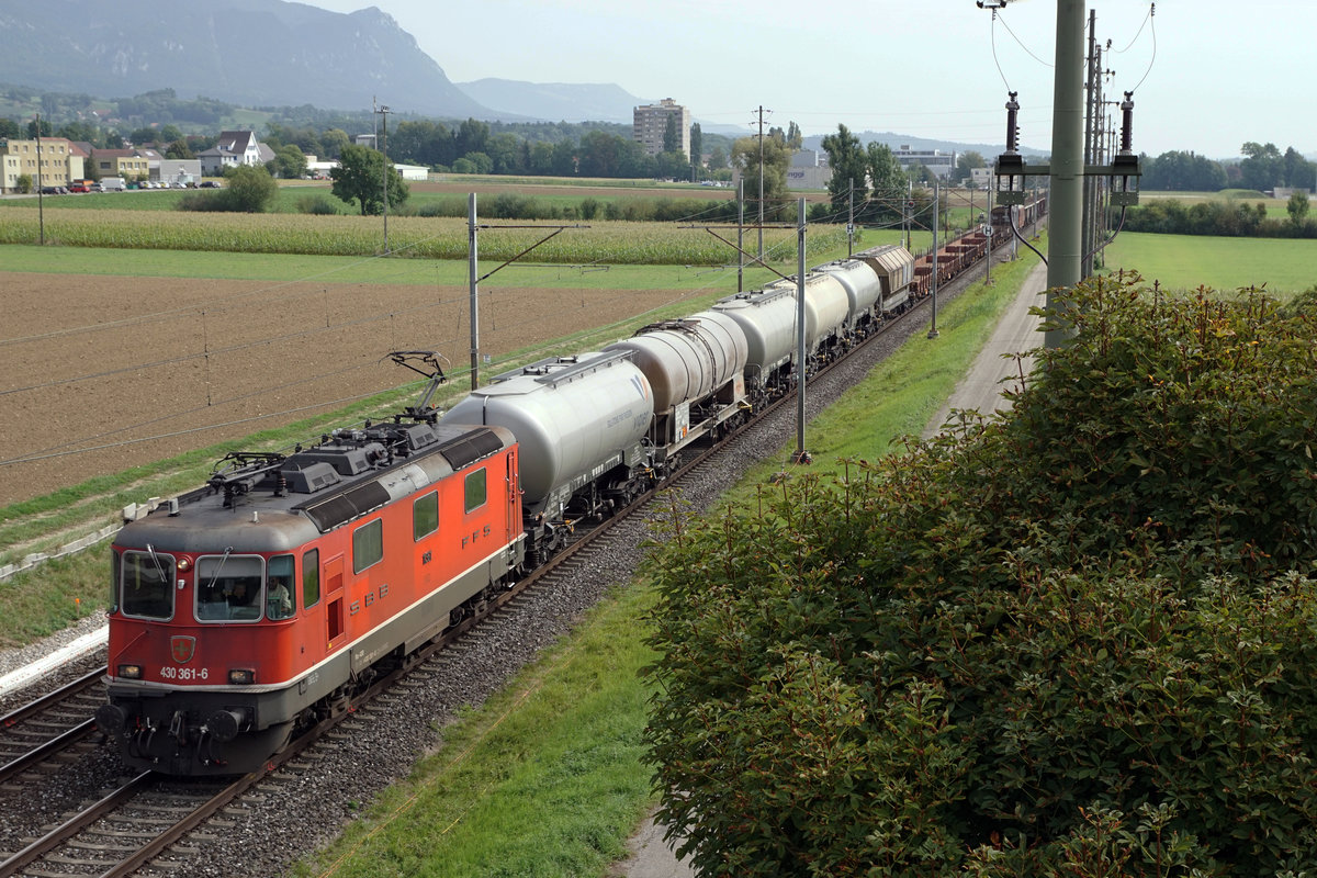 SBB: Gemischter Güterzug bei Grenchen am 28. August 2017 mit der Re 430 361-6 an der Zugspitze und dem Tm 232 037-2 am Schluss des Zuges.
Foto: Walter Ruetsch