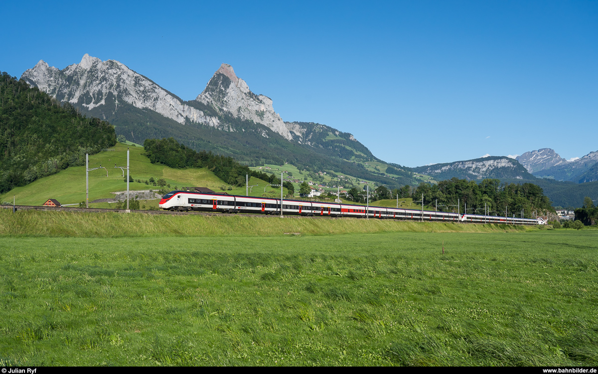SBB Giruno-Doppeltraktion am 12. Juni 2020 als IC 21 Lugano - Basel SBB bei Steinen.