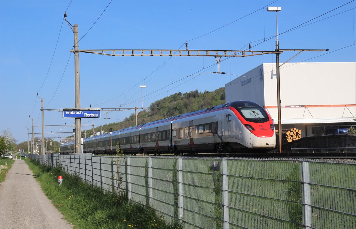 SBB  Giruno  RABe 501 002  Kanton Uri  beim Halt am 20. April 2018 im Bahnhof Embrach-Rorbas. Speziell an diesem Giruno ist, dass dieser  verkürzt wurde und 10-teilig statt 11-teilig ist.
