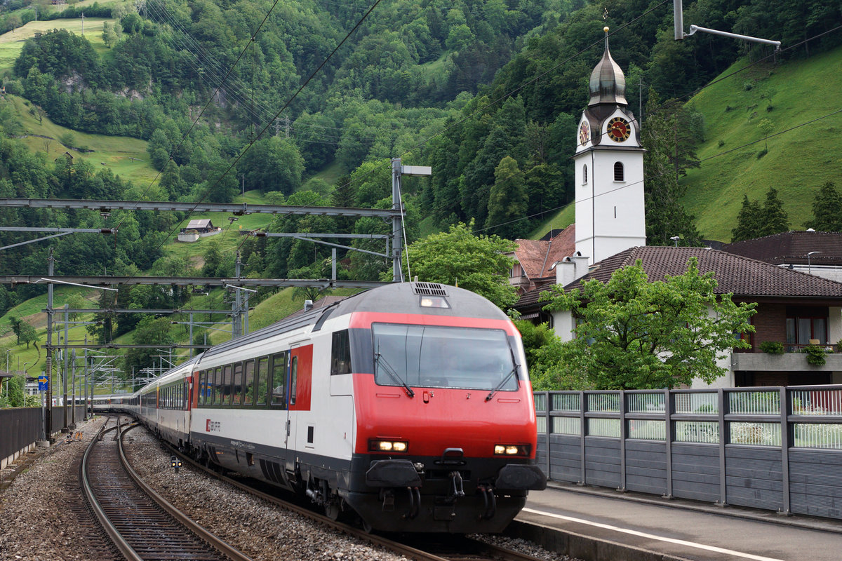 SBB:  GOTTARDO 2016 
Für die Bewältigung des Grossverkehrs während den Feierlichkeiten vom 4. und 5. Juni 2016 drangen erstmals bis auf die maximale Länge verstärkte EW IV und IC 2000 Pendelzüge bis Biasca bzw. Pollegio vor. Dies  Raritäten  wurden am 4. Juni 2016 während ihrer Anreise als Extrazug bei Sisikon verewigt. Zum Fotostandort: Dieser befand sich auf dem Perron 2 korrekt hinter der weissen Linie. Beiden Aufnahmen wurde bei der Verarbeitung eine  AUSSCHNITTVERGRÖSSERUNG  verpasst!
Foto: Walter Ruetsch