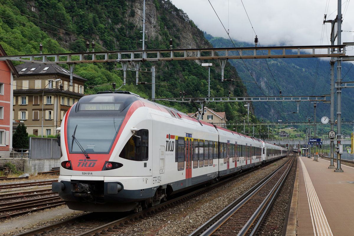 SBB:  GOTTARDO 2016 
Mehrere Extrazüge sowie bis zu mit 12 Wagen verstärkte IR mit Re 460 oder Doppeltraktion Re 4/4 brachten die sehr zahlreichen Festbesucher am 4. und 5. Juni 2016 zu den Feierlichkeiten des Gotthard Basistunnel. Extrazug nach Biasca bei der Ausfahrt Erstfeld am 4. Juni 2016 mit einem 16-teiligem Tilo-Flirt (zwei Sechsteiler und ein Vierteiler mit einer Länge von 286 m). Am Ende des Extrazuges war der TILO ETR 524 eingehreiht.
Foto: Walter Ruetsch

