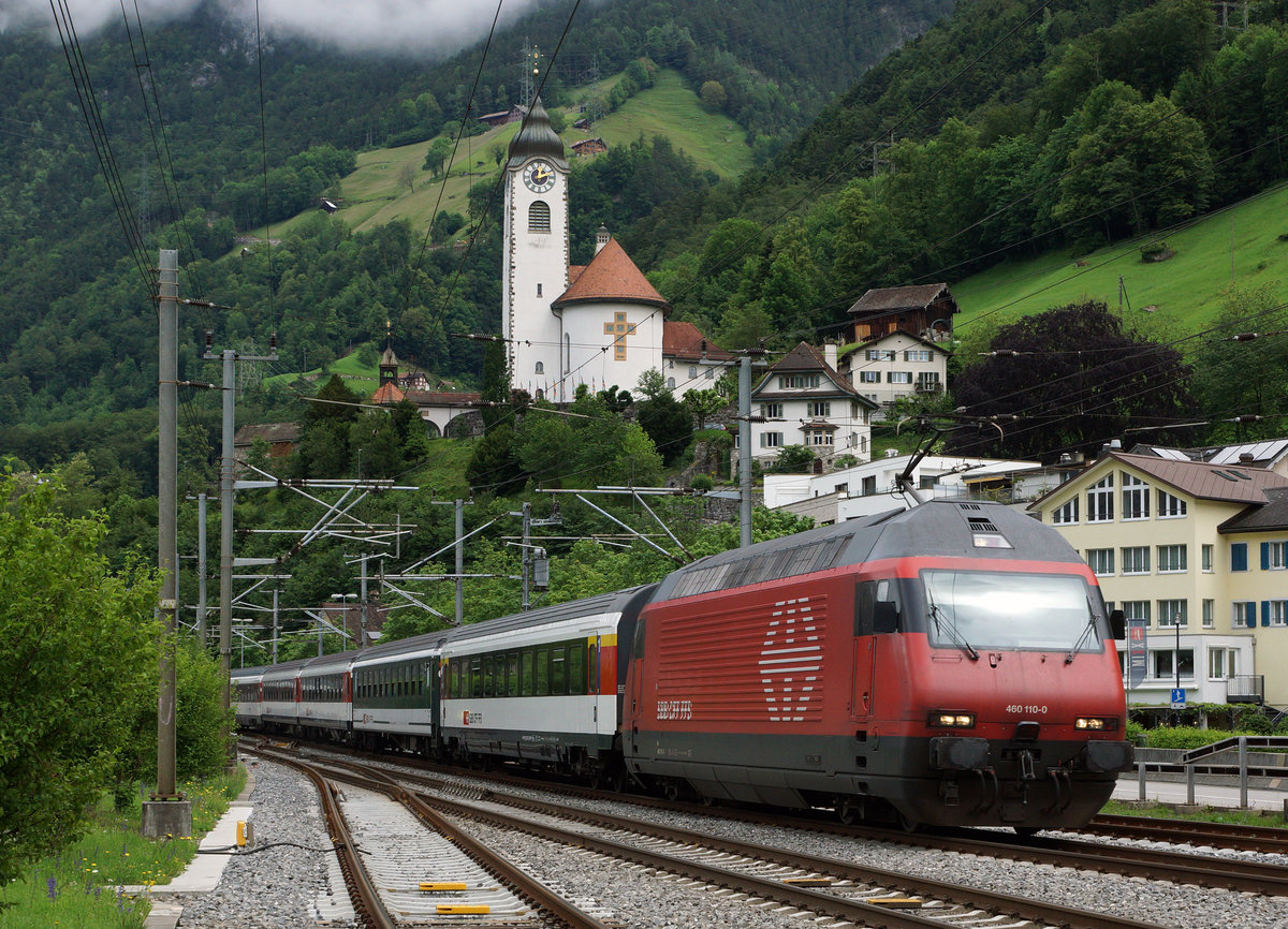 SBB:  GOTTARDO 2016 
Mehrere Extrazüge sowie bis zu mit 12 Wagen verstärkte IR mit Re 460 oder Doppeltraktion Re 4/4 brachten die sehr zahlreichen Festbesucher am 4. und 5. Juni 2016 zu den Feierlichkeiten des Gotthard Basistunnel. Extrazug mit Re 460 110-0 bei Flüelen am 4. Juni 2016.
Foto: Walter Ruetsch
