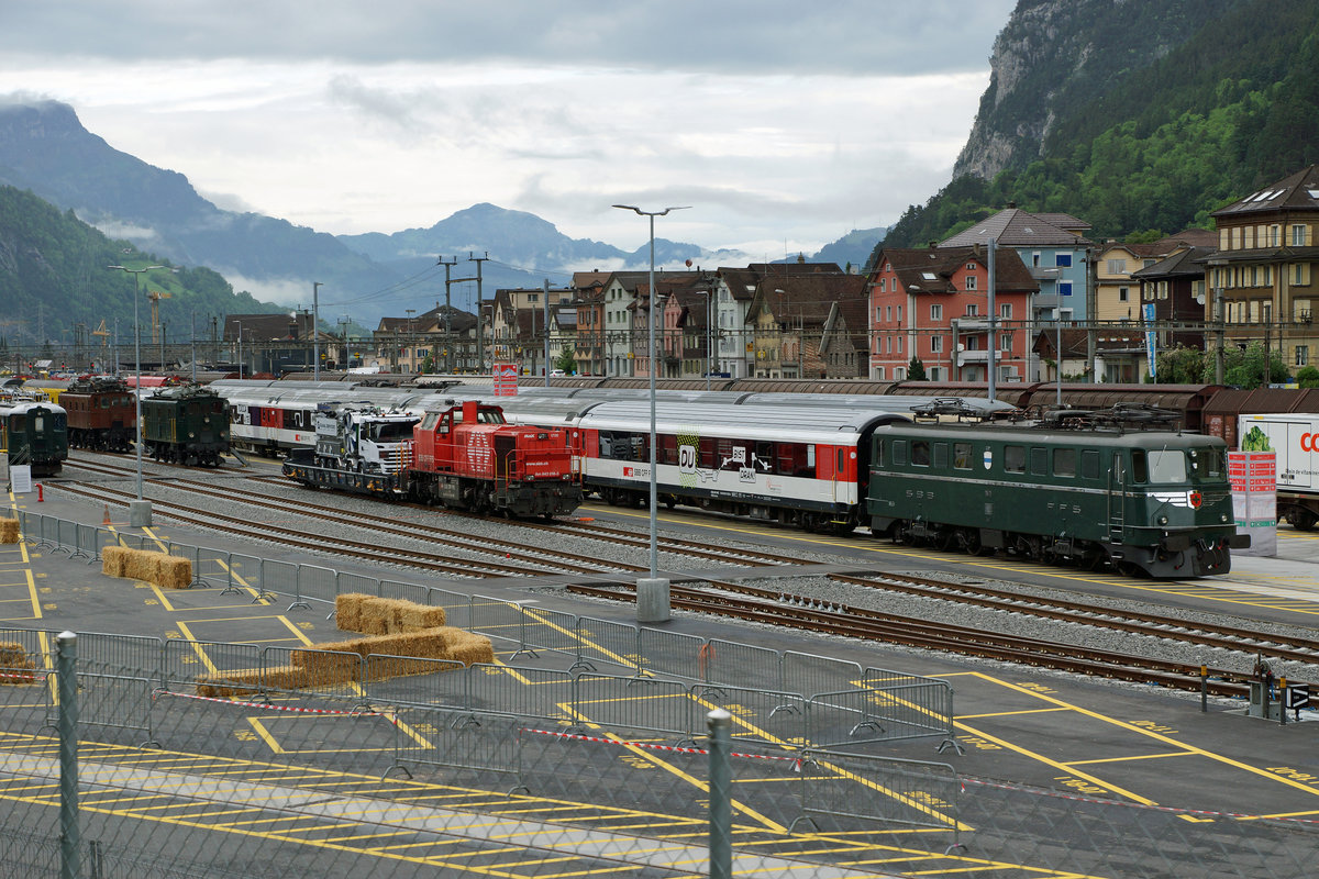 SBB:  GOTTARDO 2016 
Rund um das alte SBB Depot Erstfeld, das durch die Eröffnung des Gotthard Basistunnel leider seine grosse und langjährige Bedeutung verliert, wurde Rollmaterial aus verschiedensten Epochen ausgestellt.
Am frühen Morgen des 4. Juni 2016 herrschte in Erstfeld noch die  RUHE VOR DEM STURM . Erkennbar ist die Ae 6/6 11411  ZUG . Die Aufschrift des Wagens   DU BIST DRAN  weist auf die neue Streckenführung durch den längsten Tunnel der Welt hin.  
Foto: Walter Ruetsch 