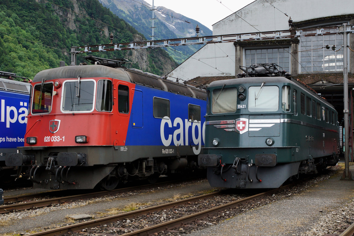 SBB:  GOTTARDO 2016 
Rund um das alte SBB Depot Erstfeld, das durch die Eröffnung des Gotthard Basistunnel leider seine grosse und langjährige Bedeutung verliert, wurde Rollmaterial aus verschiedensten Epochen ausgestellt. Während die Re 620 033-1  MURI AG  noch im täglichen harten Einsatz steht, kommt die Ae 6/6 11421  GRAUBÜNDEN  nur noch vor historischen Sonderzügen zum Einsatz.
Foto: Walter Ruetsch  