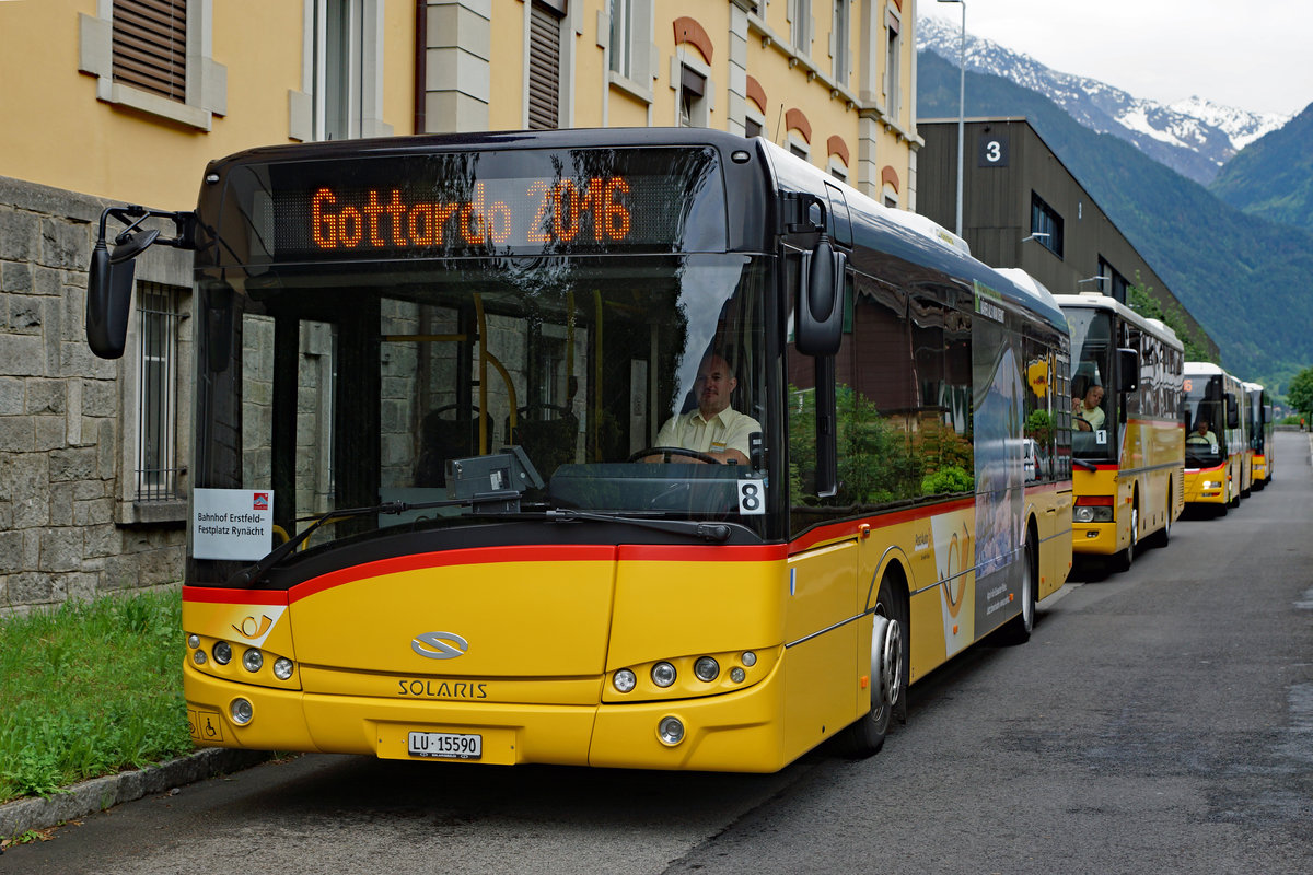 SBB:  GOTTARDO 2016 
Rund um das alte SBB Depot Erstfeld, das durch die Eröffnung des Gotthard Basistunnel leider seine grosse und langjährige Bedeutung verliert, wurde Rollmaterial aus verschiedensten Epochen ausgestellt. Bereits am frühen Morgen vor Festbeginn brachten sich die vielen mit  GOTTARDO 2016  angeschriebenen Postautos der Marken MERCEDES CITARO, MAN, SOLARIS und SETRA hinter der Werkstätte Erstfeld in Stellung. Sie werden ausnahmsweise unter den Bahnen eingestellt, da sie während diesen Feierlichkeiten vom 4. und 5. Juni 2016 zur Unterstützung der Bahn im Shuttleverkehr Bahnhof Erstfeld - Rynächt verkehrten.
Foto: Walter Ruetsch
