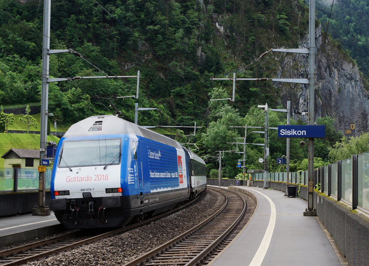 SBB:  GOTTARDO 2016 
Über das Wochenende vom 4. bis 5. Juni 2016 wurden die zu den Feierlichkeiten passenden Re 460  GOTTARDO-Werbelokomotiven  auf der Bergstrecke vorwiegend für Extrazüge eingesetzt.
Die Re 460 079-7 bei Sisikon am 4. Juni 2016.
Foto: Walter Ruetsch  