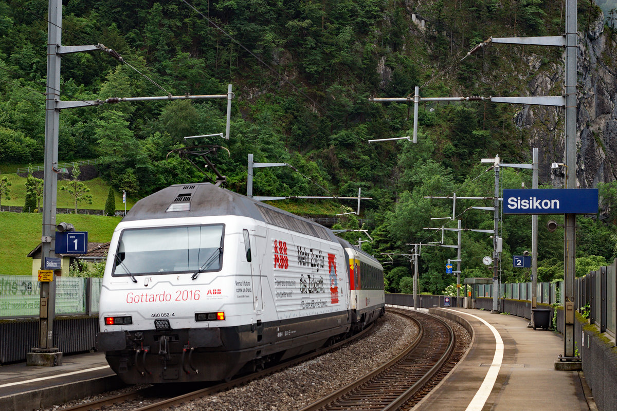 SBB:  GOTTARDO 2016 
Über das Wochenende vom 4. bis 5. Juni 2016 wurden die zu den Feierlichkeiten passenden Re 460  GOTTARDO-Werbelokomotiven  auf der Bergstrecke vorwiegend für Extrazüge eingesetzt.
Die Re 460 052-4 schiebt am 4. Juni 2016 bei Sisikon ihren Extrazug in Richtung Erstfeld. Foto: Walter Ruetsch  
