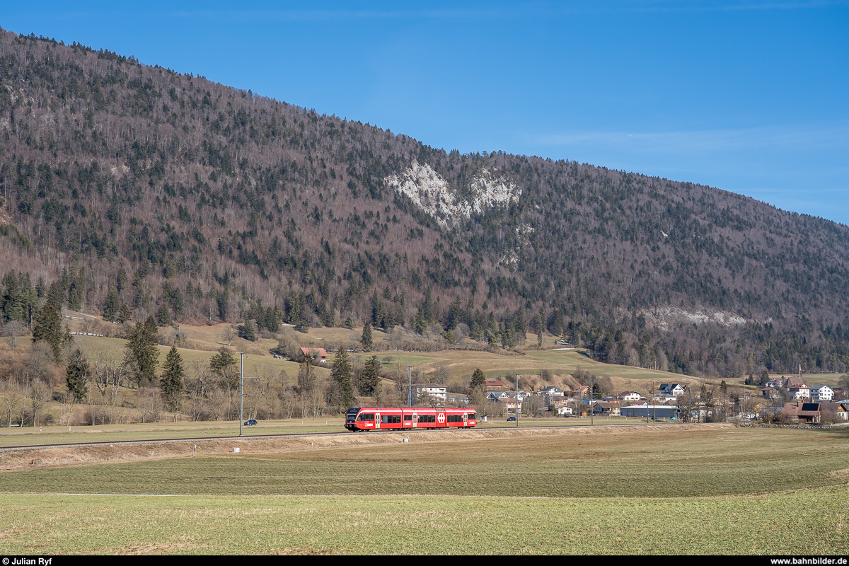 SBB GTW AJU RABe 526 284 am 17. Februar 2019 als Regio Biel - La Chaux-de-Fonds zwischen Cortébert und Courtelary.