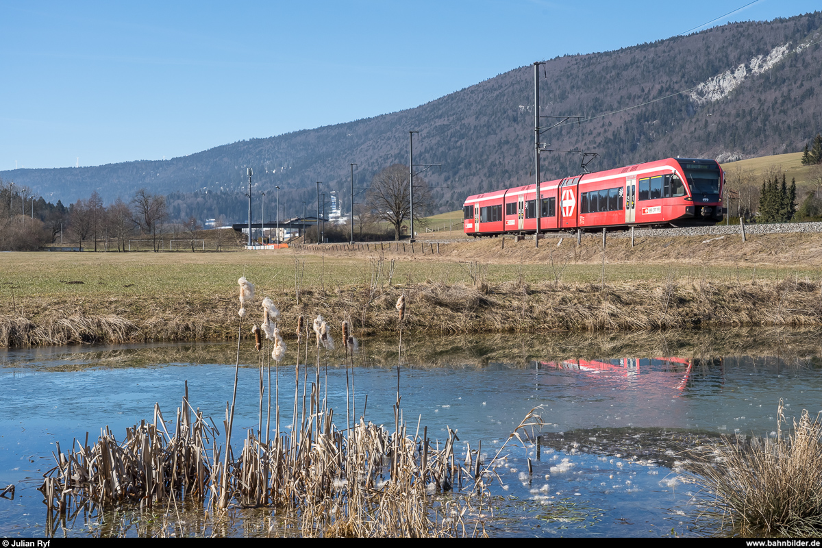 SBB GTW AJU RABe 526 284 am 17. Februar 2019 als RE La Chaux-de-Fonds - Biel zwischen Cortébert und Corgémont.

