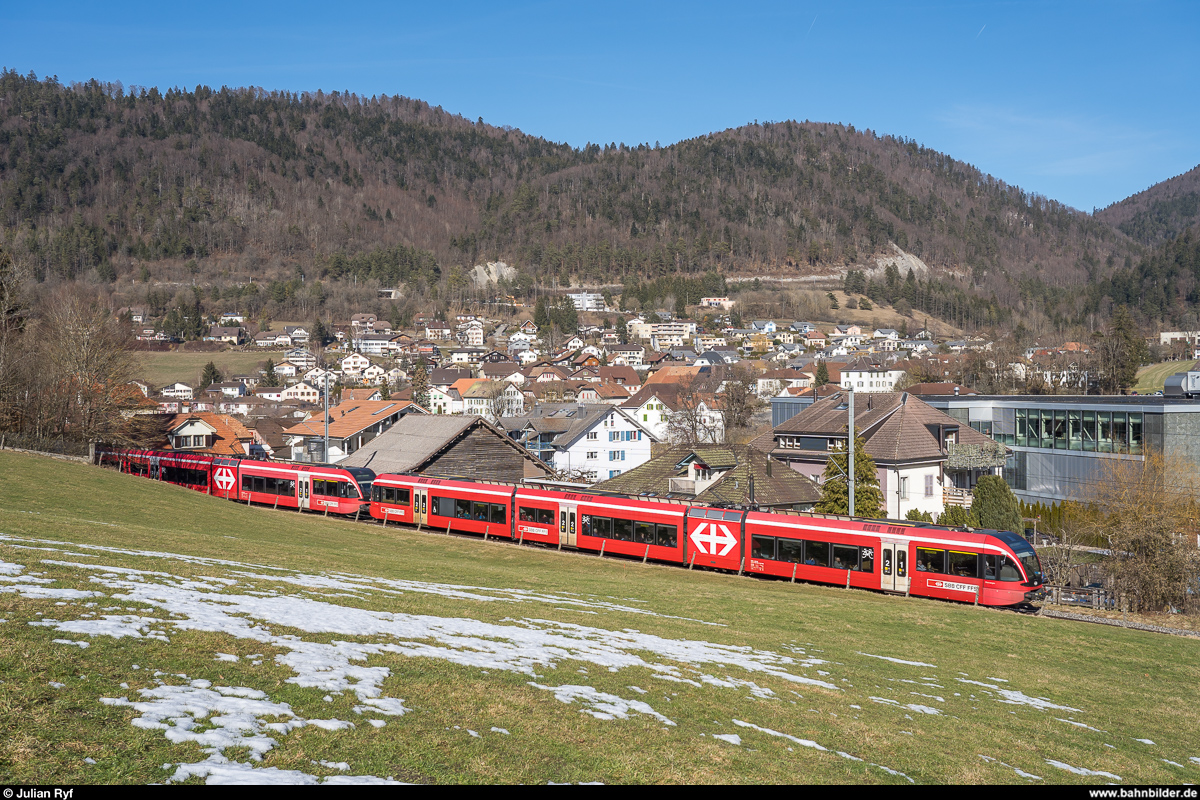 SBB GTW AJU RABe 526 282 mit einem Schwesterfahrzeug am 17. Februar 2019 als Regio La Chaux-de-Fonds/Moutier - Biel ausgangs Sonceboz-Sombeval.