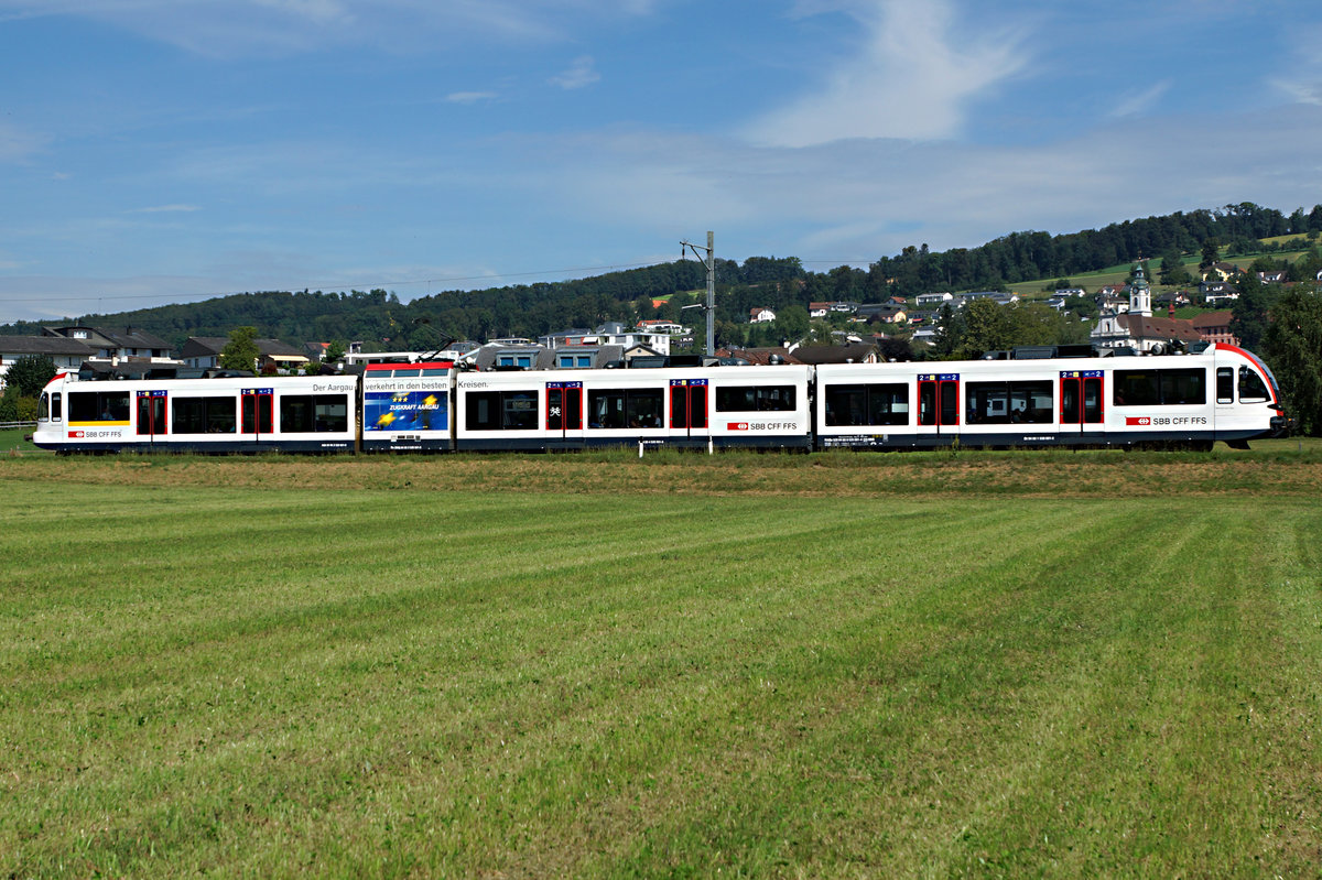 SBB: GTW RABe 520 von Stadler Rail bei Hitzkirch auf der Fahrt nach Lenzburg am 3. September 2016.
Foto: Walter Ruetsch