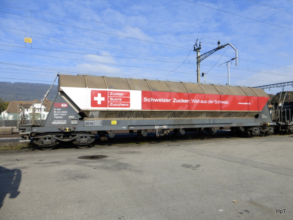 SBB - Güterwagen mit Werbung  Tagnpps 31 85 066 4 203-8 im Bahnhof Rupperswil am 26.10.2014