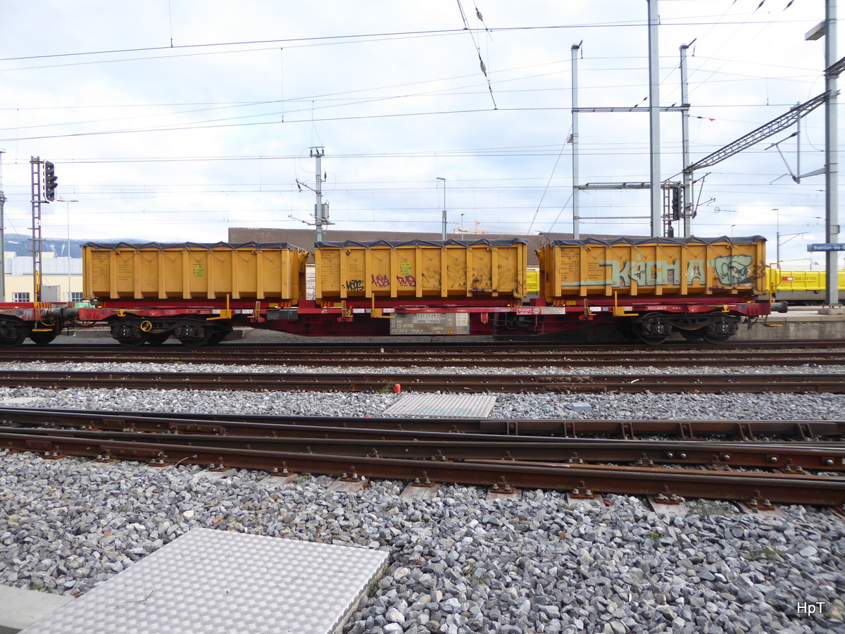 SBB - Güterwagen Slnp-x  33 85 471 3 047-0 in Yverdon les Bains am 10.02.2018