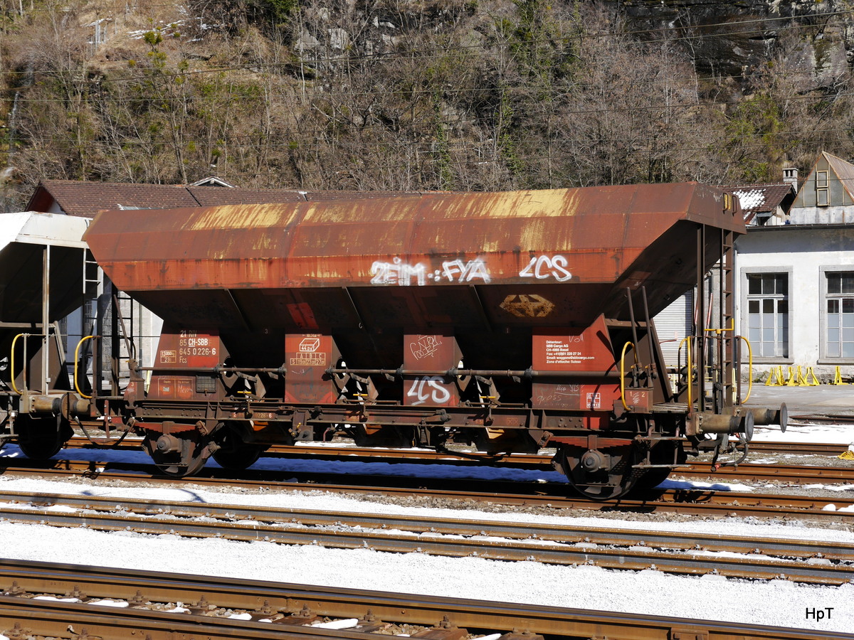 SBB - Güterwagen vom Typ  Fcs 21 85 645 0 226-6 im Bahnhof in Biasca am 10.03.2016