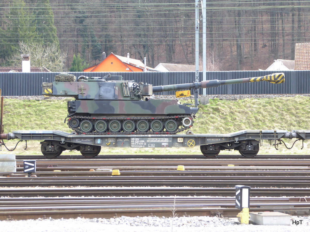 SBB - Güterwagen  Typ Slmmnps-y 33 85 463 2 035-3 im Güterbahnhof Biel am 11.03.2017