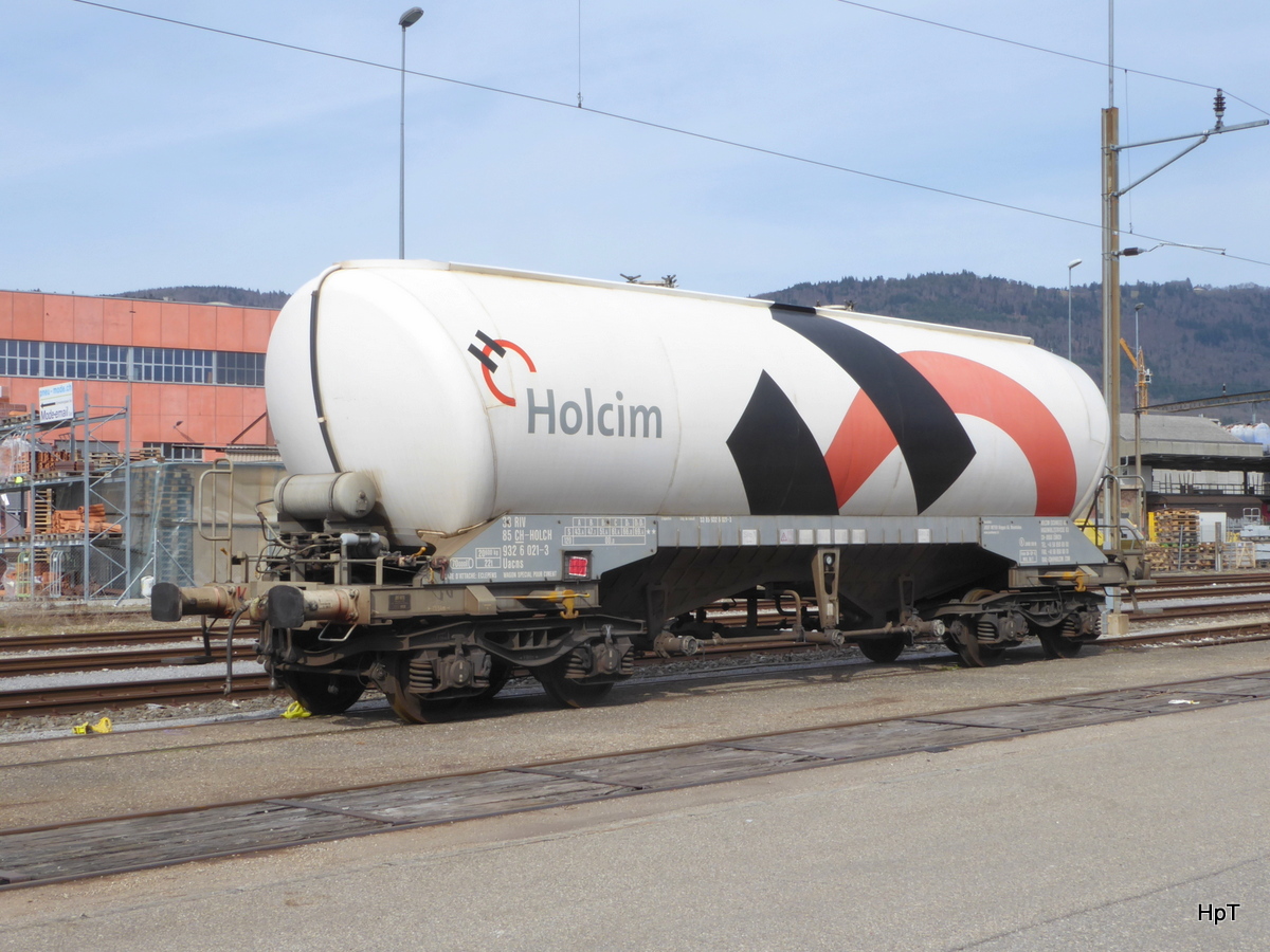 SBB - Güterwagen Typ Uacns 33 85 932 6 021-3 im Güterbahnhof Biel am 11.03.2017