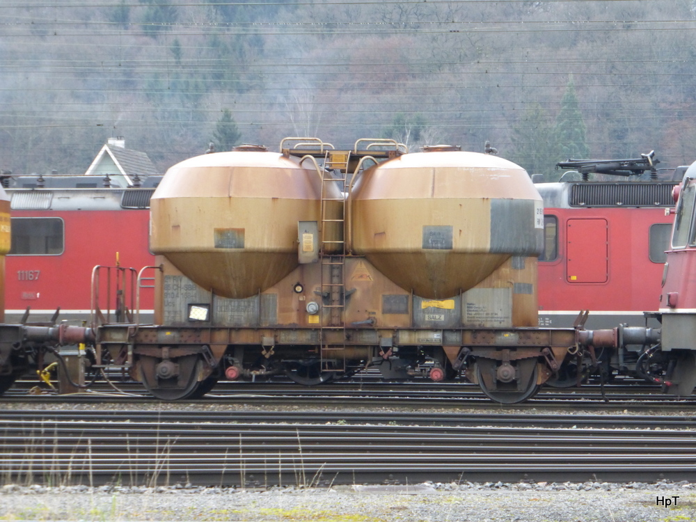 SBB - Güterwagen vom Typ Ucs 21 85 910 4 168-4 im Güterbahnhof Biel am 14.12.2014
