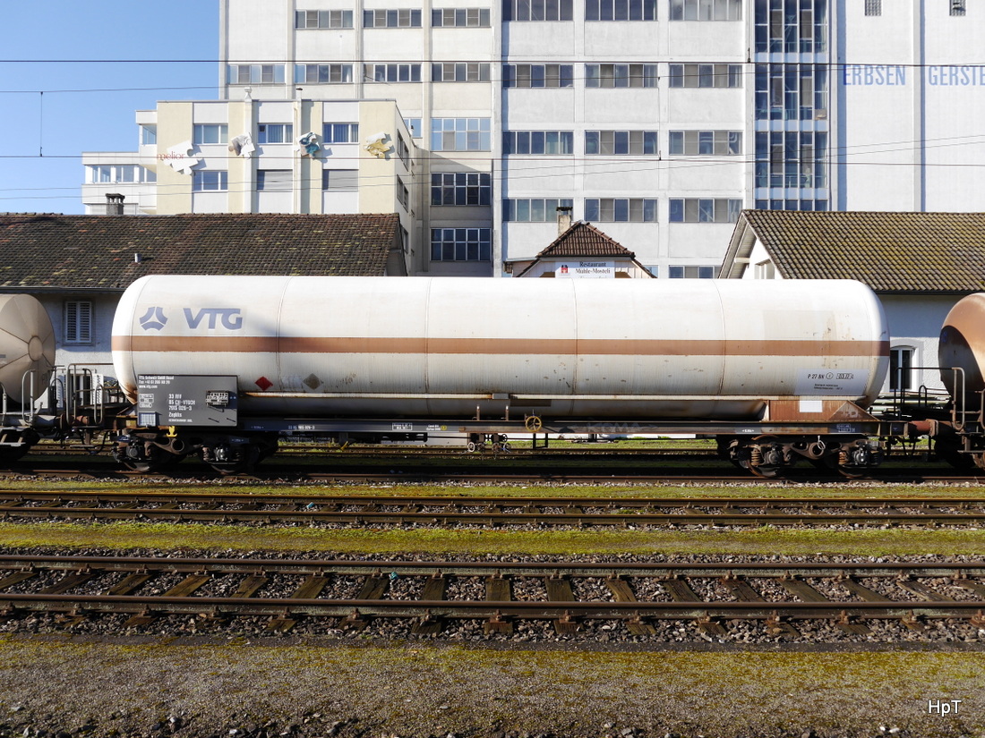 SBB - Güterwagen vom Typ Zagkks 33 85 971 5 026-3 abgestellt im Bahnhof von Herzogenbuchsee am 04.01.2015