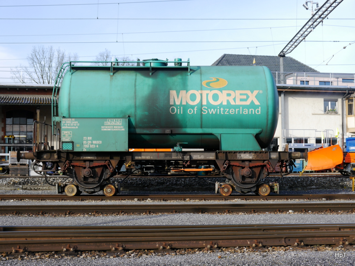 SBB - Güterwagen von Typ Zs 23 85 735 1 923-4 im Bahnhofsareal der asm in Langenthal auf Rollböcken abgestellt am 03.04.2018