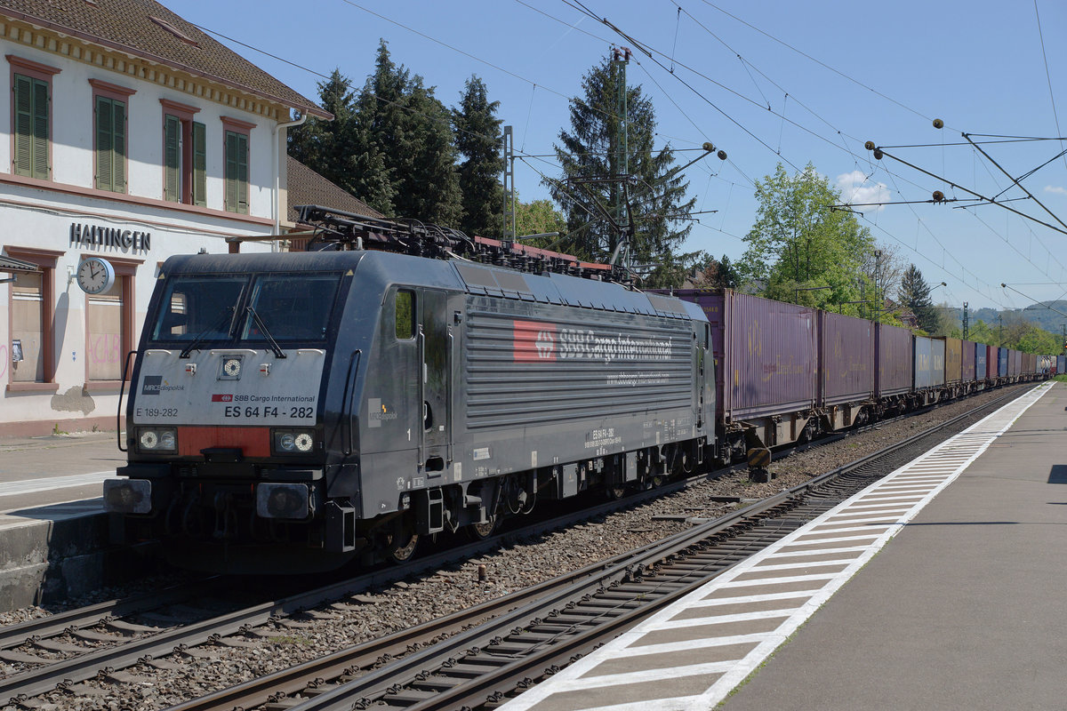 SBB: Güterzüge von SBB CARGO auf deutschen Geleisen. E 189 282 ES 64 F4-282 mit einem Güterzug von SBB CARCO International anlässlich der Bahnhofsdurchfahrt Haltingen vom 6. Mai 2016.
Foto: Walter Ruetsch