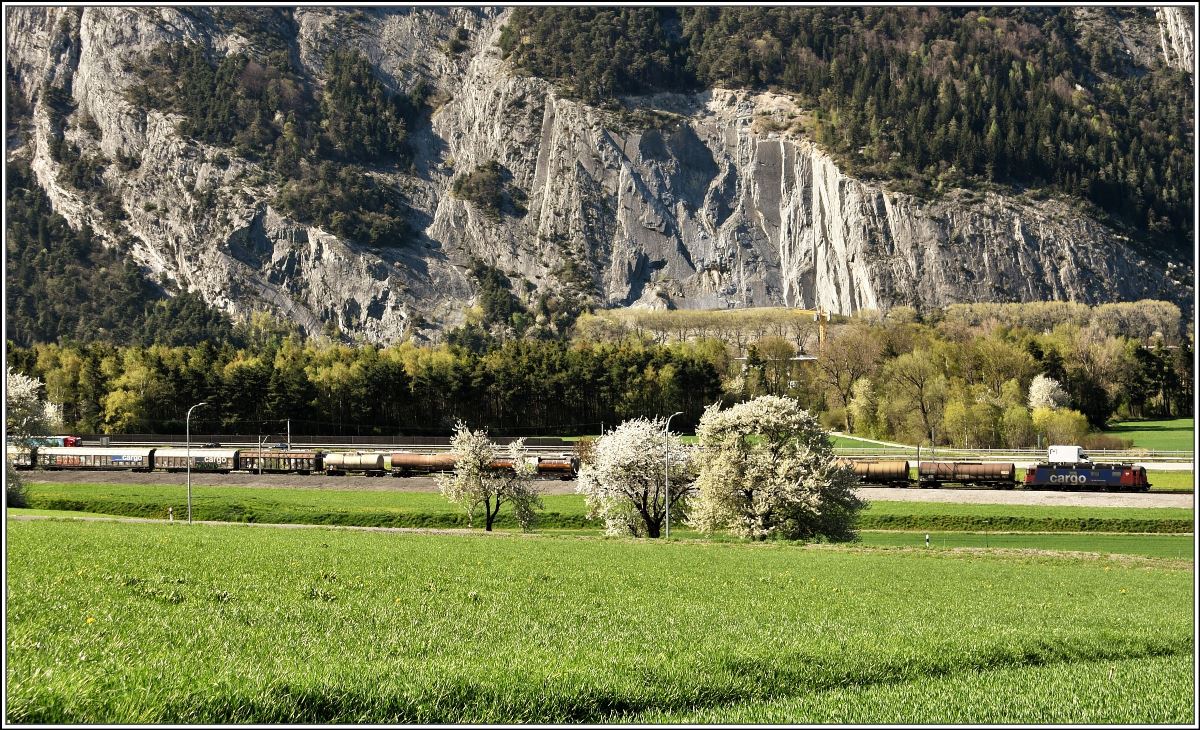 SBB Güterzug auf dem Dreischienengleis bei Felsberg mit 620 046-3  Bussigny , (18.04.2018)