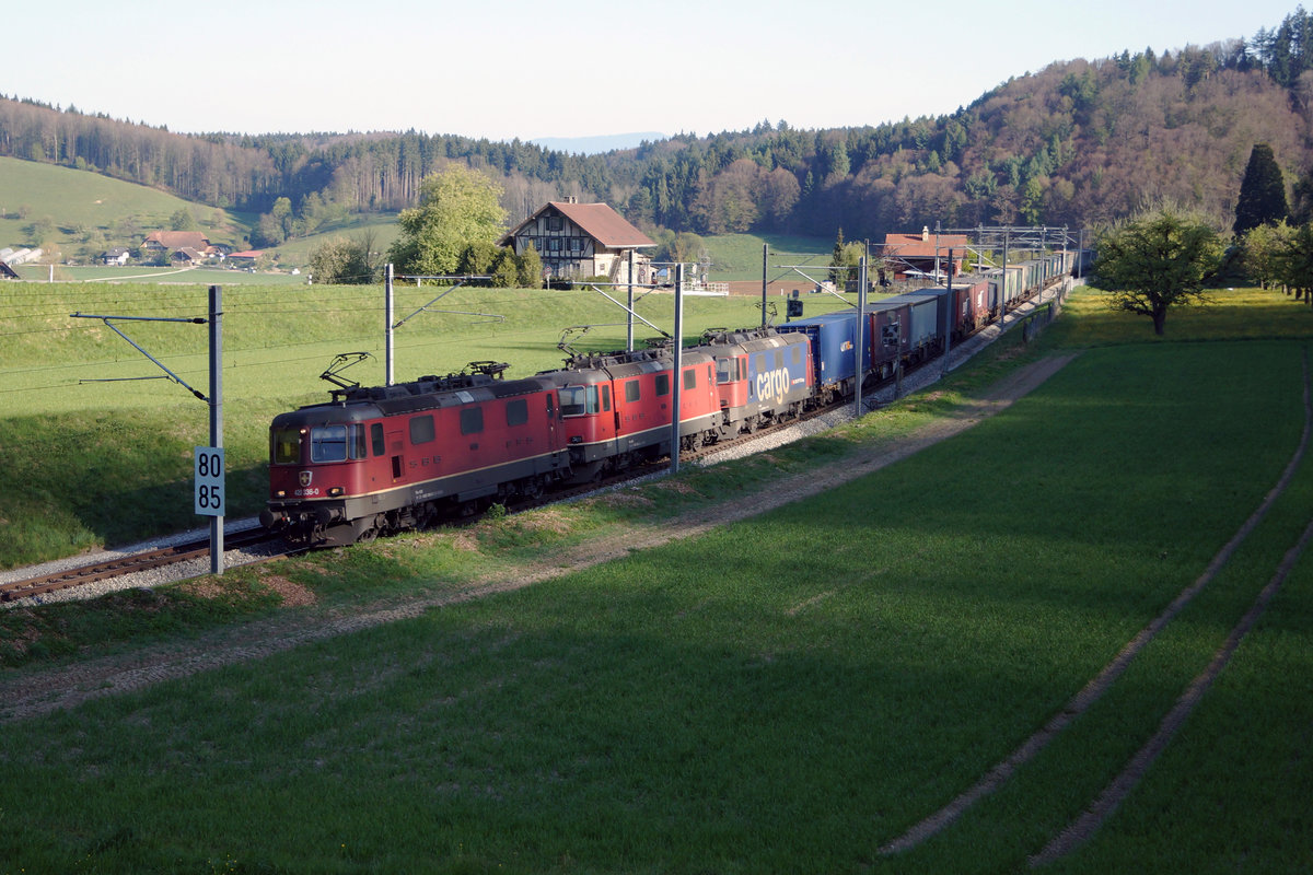 SBB: Güterzug bei Burgdorf mit drei Bo'B0' am 22. April 2017.
Foto: Walter Ruetsch