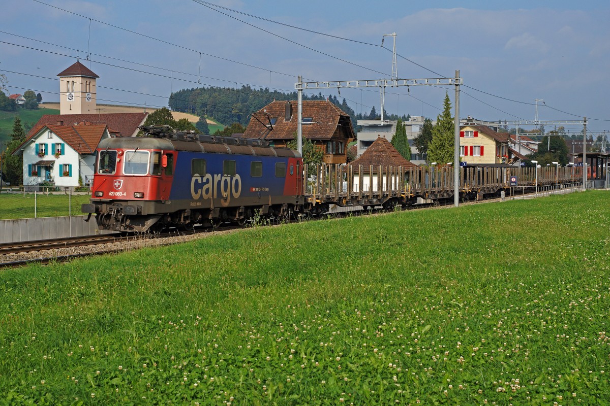 SBB: Güterzug mir der Re 620 060-4  TAVANNES  bei Gettnau am letzten erst noch sonnigen Tag des Monats (30. September 2015).
Foto: Walter Ruetsch
