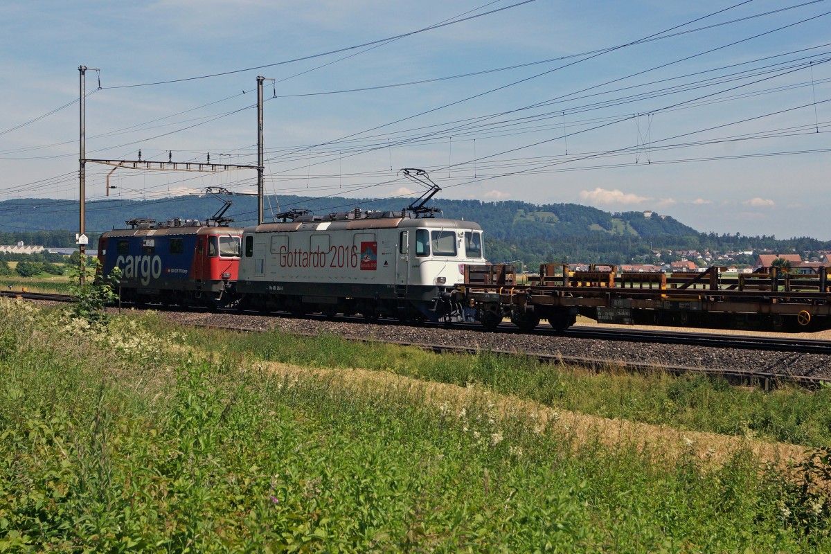 SBB: Güterzug mit Doppeltraktion Re 4/4 bei Hendschiken am 26. Juni 2015. Als Zweitlok eingereiht ist die Re 420 268-5  ERSTFELD  mit der Aufschrift GOTTARDO 2016.
Foto: Walter Ruetsch