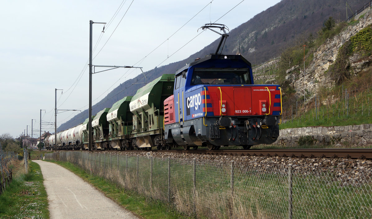 SBB: Güterzug mit der Eem 923 006-1 bei Ligerz am 31. März 2017.
Foto: Walter Ruetsch