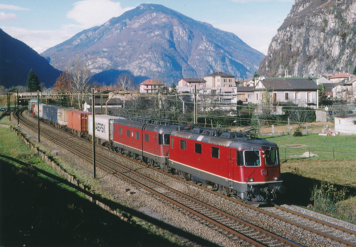 SBB: Güterzug mit einer Re 10/10 bei Osogna im April 1999.
Bei der Re 6/6 handelt es sich um die 11641  Moutier .
Foto: Walter Ruetsch
