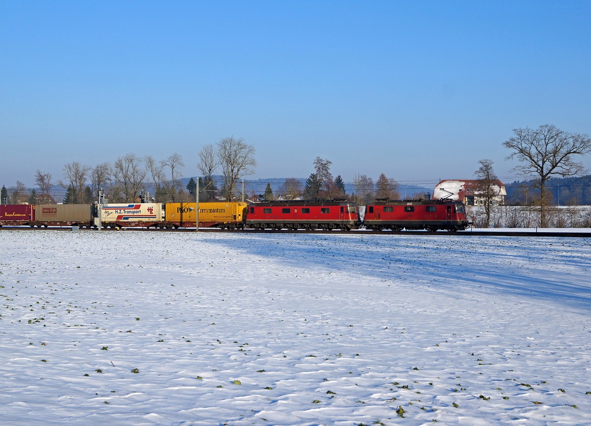 SBB: Güterzug mit Re 10/10 bei Langenthal im letzten Abendlicht am 11. Februar 2015. Bei der Re 6/6 handelt es sich um die Nummer 11 681  Immensee .
Foto: Walter Ruetsch